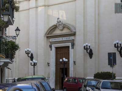 La chiesa si presenta con una sobria facciata settecentesca